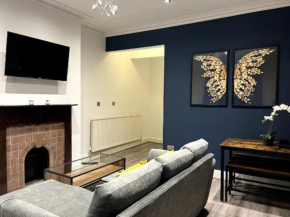 Contemporary Cotham House by Prescott Apartments